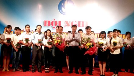 Ban tổ chức tặng hoa chúc mừng các đồng chí được bổ sung vào BCH T.Ư Hội SVVN khóa IX